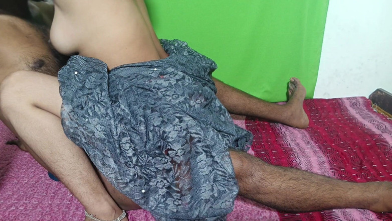 Hot_girl: Indianca Komal Bhabhi proaspăt căsătorită se dezbracă în sari în baie, s-a...