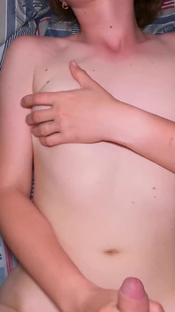 Une demi-sœur de 18 ans se fait éjaculer sur ses petits seins !