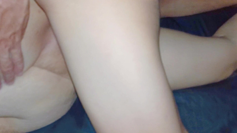 TeenPinayCloseUp: ピネイのきつい膣が深く激しく突かれる