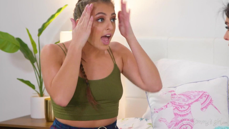 Mommy's Girl: ママの女の子 - いたずらなジア・デルザの官能的な自撮り写真が継母ジョアンナ・エンジェルの潮吹き指導を煽る