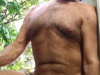 Mr hairy gardener: Garagefinal