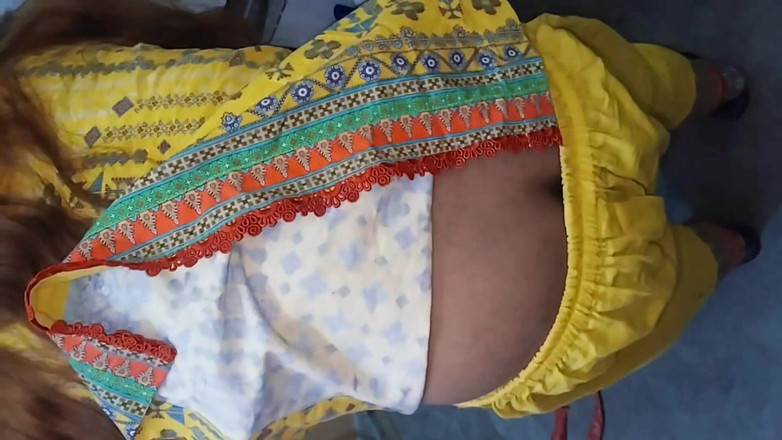 Sairaxsaim: Пакистанська красива бхабі чистить холодильник взимку