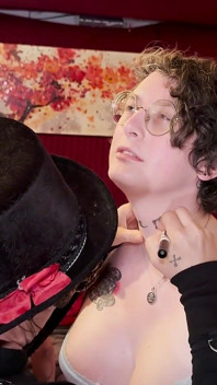 Celé video - reverzní cumming out párty: Pansexuální pussy milencův gangbang s nadšeným souhlasem napsáním na jejich těla