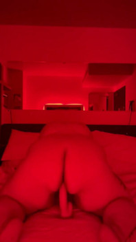 Tante semok kulit putih lagi asik ngentot dildo