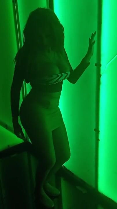 Barbietransxxxx: Transexual muestra el culo en el bar