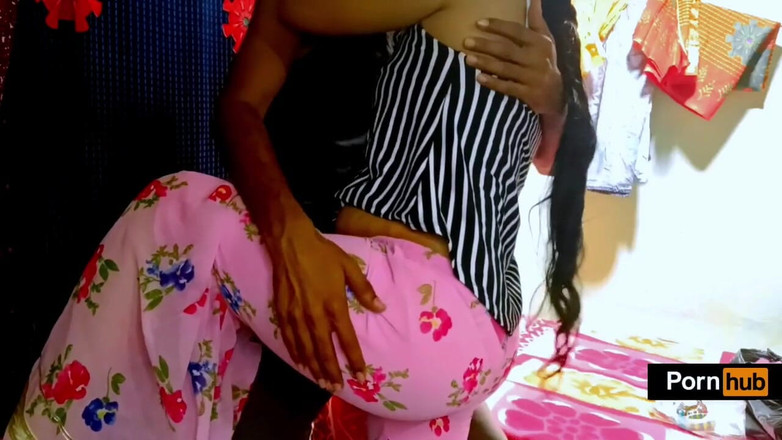 Housewife 69: Eerste keer seks met vriendin thuis