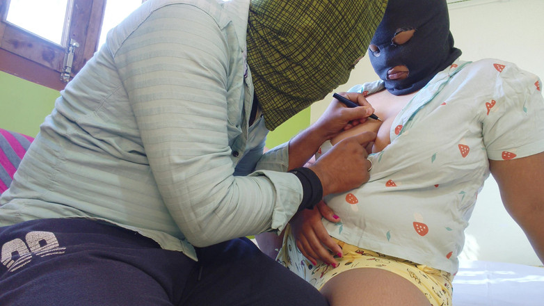 Hotty Mona: Hete Bhabhi plezier met de tatoeëerder en maak zijn verlichting