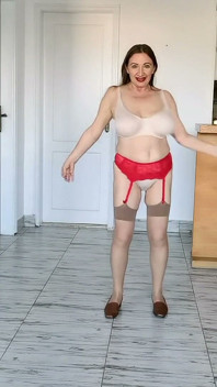 La milf más caliente con enormes tetas te seduce en medias