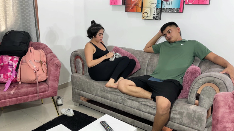 ManuelaAlvarez: 그들은 내 섹시한 엉덩이 친구를 그녀의 집에서 쫓아냈고, 나는 그녀가 세게 박히는 조건으로 그녀를 내 집으로 받아들입니다.