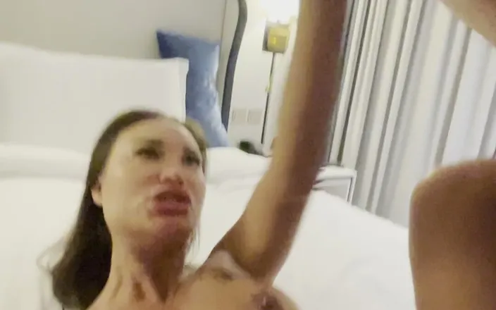 Monika Fox: 两个俄罗斯婊子monika fox和elen million狠狠地吮吸男人的鸡巴并被插菊花
