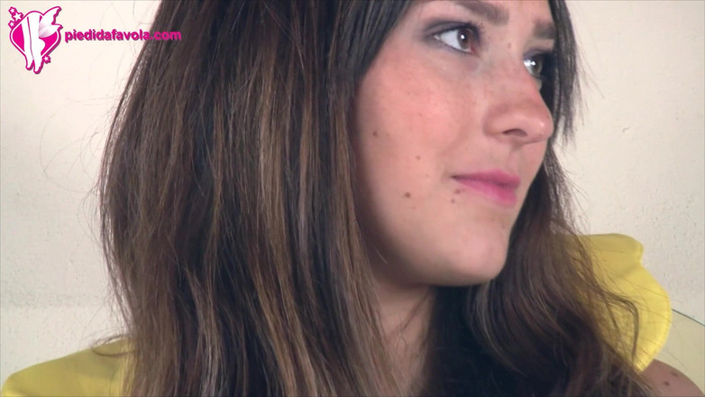 Feet & Cosplay: Miriam si cewek menggoda dengan kostum cosplay bee dengan stoking...