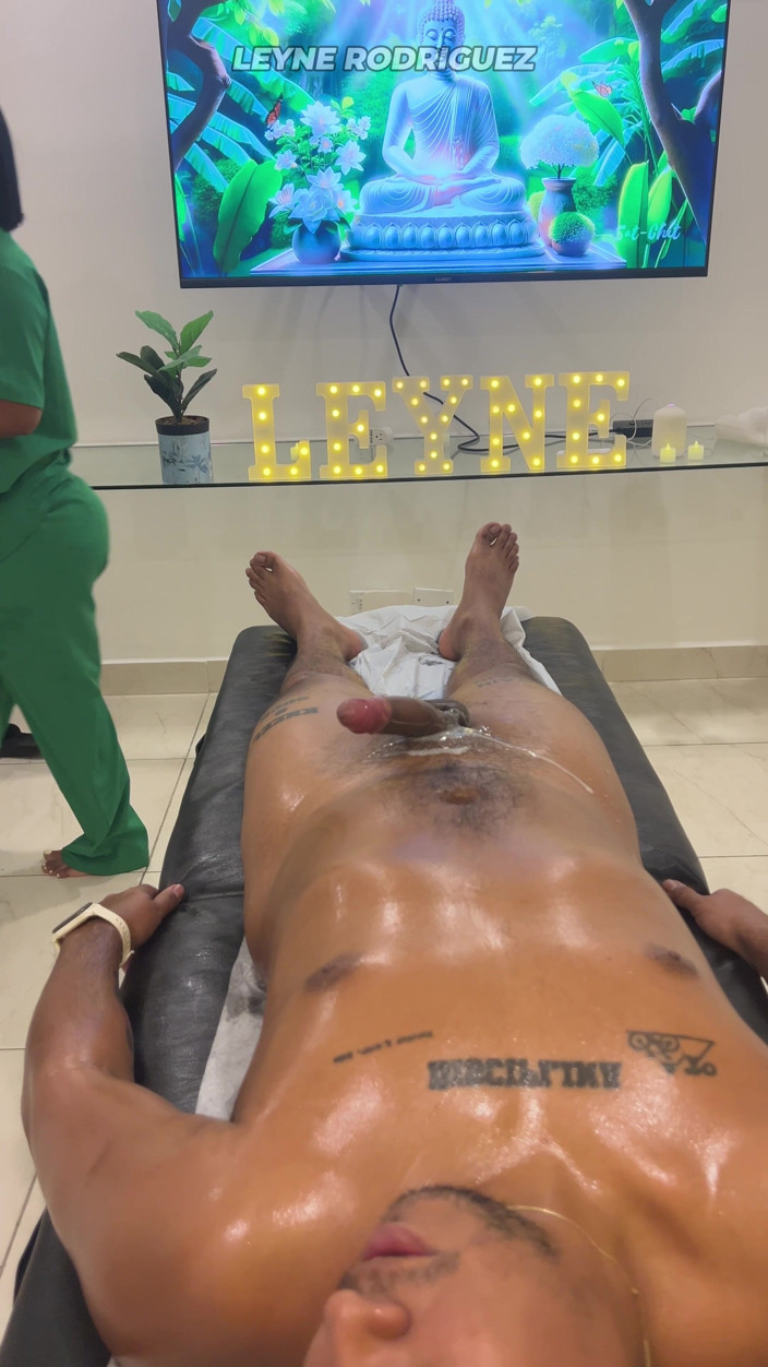 Leyne Rodriguez: Leyne Rodriguez: 마사지 유니폼을 입은 핫한 라틴계 여자
