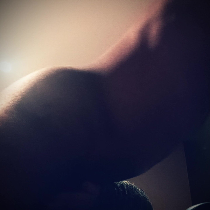 Kinglucero and nahinawahine: 看我操她的脸，她可以吞下所有的鸡巴