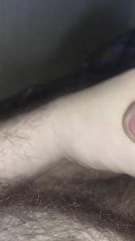 Masturbándose en la cama y enorme corrida en mi barriga peluda