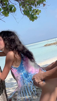 Katy trên bãi biển đảo