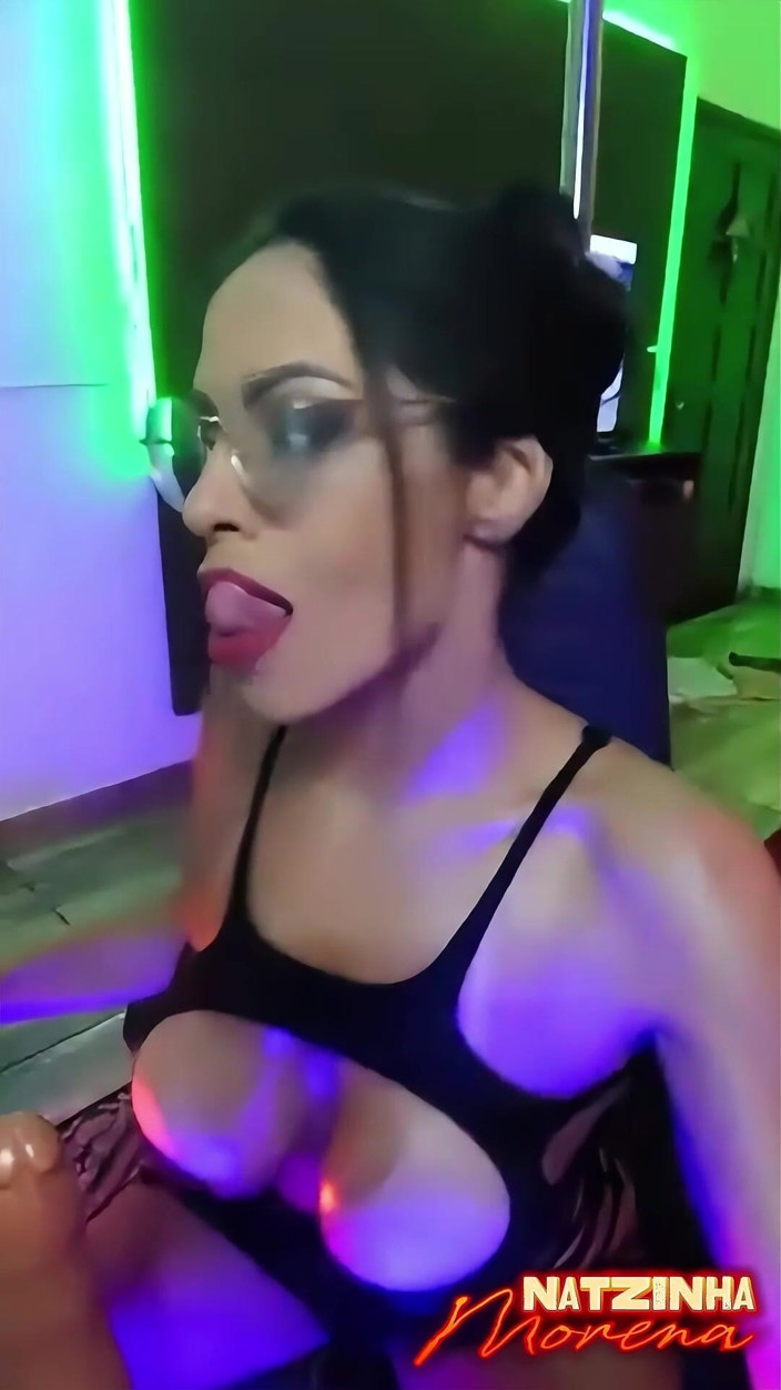 NatzinhaMorena: Вы никогда не видели ничего подобного: голая, потная и жирная брюнетка Нацинья.
