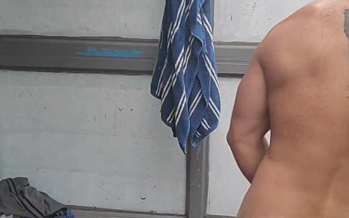 Havonaxxxx: Erotischer muskelwichser nimmt nach dem fitnessstudio dusche und kommt