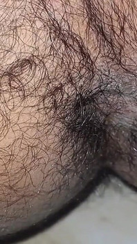 Mladý sexy chlapec ukazuje svůj tvrdý zadek v plném nahou.