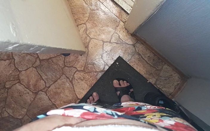 Lesbian-illusion: Jag spionerar på min yngre styvsyster i badrummet och runkar