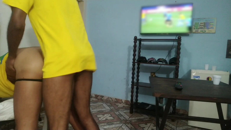 MiguellTrajano: Komşular dünya kupasını izliyor ve eşleri evde yokken seks yapmaya...