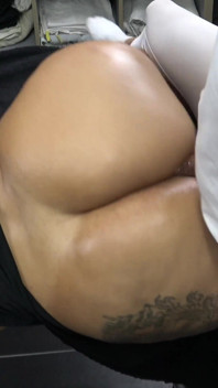 Un masseur jouit sur son gros cul qui applaudit | Meilleur gros cul juteux sur un lit de massage