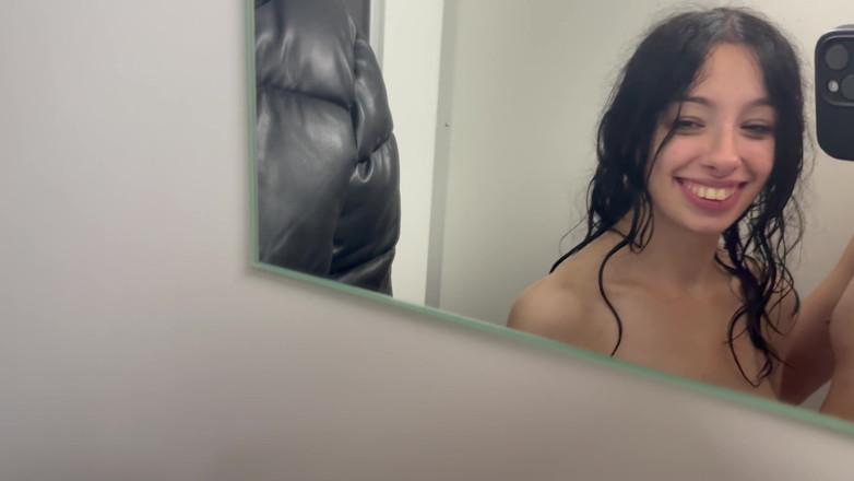 Cute Italy Teen: 在泳池边的更衣室里，第一次和我的继妹一起，她想深深地咽下去