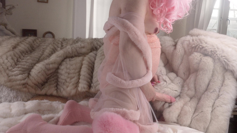 Trans fur bitch: トランスファービッチが素敵な毛皮に巨大なフタのチンコを披露