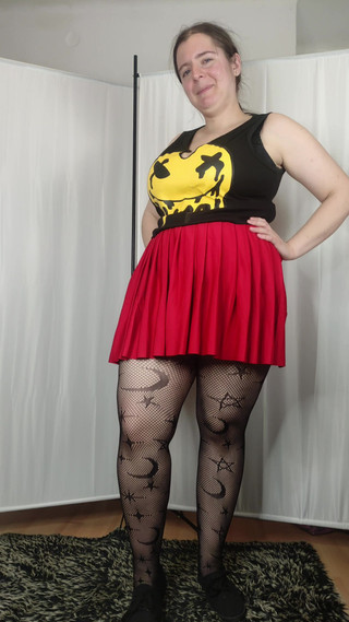 Lena Rose: [4k] Mönstrad strumpbyxor och röd minikjol pröva på