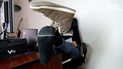 Czech Soles - foot fetish content: Urmărindu-i picioarele, șosetele și adidașii sexy