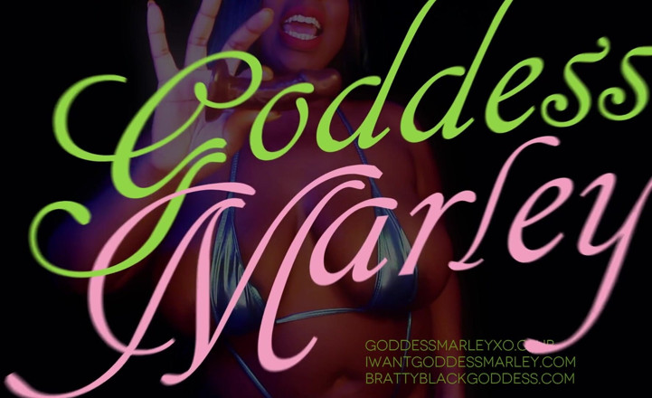 Goddess Marley: บิกินี่สีฟ้าใหญ่กว่าดีกว่า