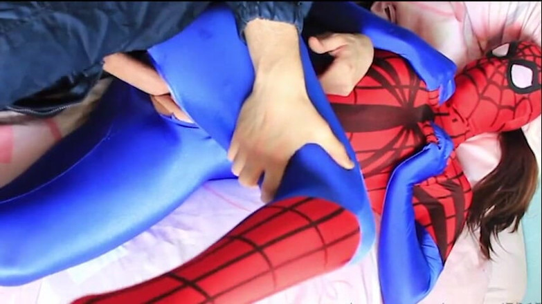 Nylon Xtreme: Zentai, une super-héroïne d'araignée baise et suce