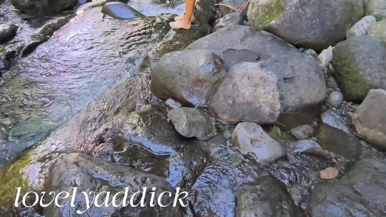 Lovelyaddik: 在河的冷水中洗澡