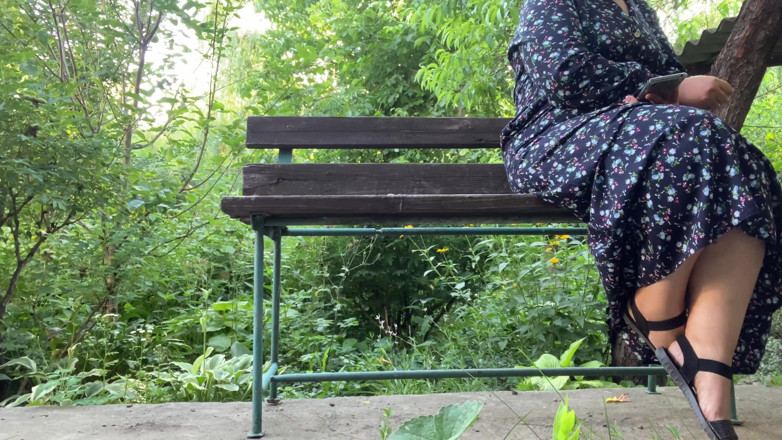 OurFetishLife: Nádherná macecha milf dojí velkého čůráka v parku na lavičce