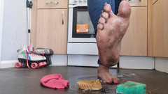 Simp to my ebony feet: 汚れた足で床を掃除する