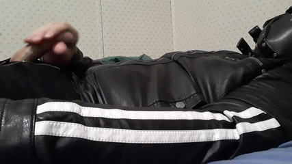 Rusty Sunnybrook: Gay biker de cuero maricón se masturba y se corre