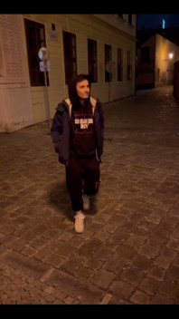 Băiat cu adidași
