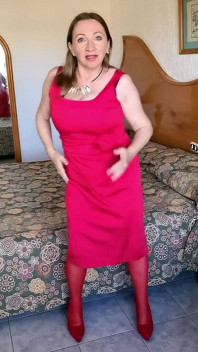 Hete milf plaagt in rode netkousen en schoenen met hoge hakken