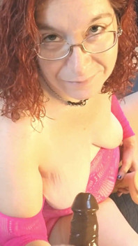 Kluzká MILFka je přistižena při masturbaci