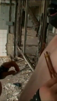 Jeu de cire humiliant et flagellation