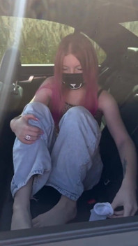 Snel in de auto op de hielen en kont