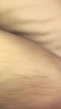 Behaarte asiatin in 1_skinny szene mit kleinen titten endet mit ihrer haarigen muschi voller sperma