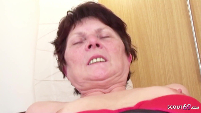 Full porn collection: Gilf attend en lingerie que son beau-fils le laisse le...