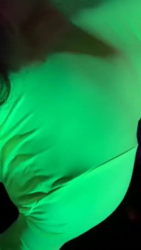 Milf caliente en cuerpo de neón le encanta follar en la oscuridad