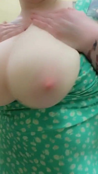 可爱的微胖妈妈在更衣室里穿着太阳服弹跳巨大的胸部