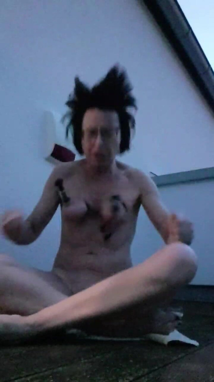 JulieEroticDress: 야외에서 글래스 딜도로 2리터 시오후키