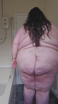 SSBBW เทพธิดาเปลื้องผ้าในห้องน้ำและเดิน runway