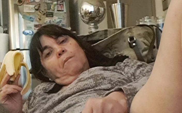 Mommy big hairy pussy: Uma milf gosta de bananas. Vamos dar-lhes um polegar para...