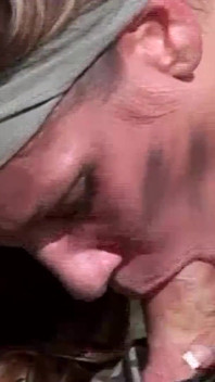 Fantastische milf wordt buitenshuis geneukt