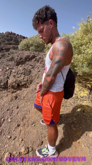 BoyGym: 숲에서 오줌 싸기사정할 수 없는 사람이 나를 발견해