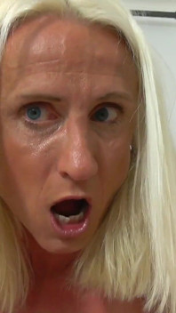 Tvůj tranny šéf přistižen při honění